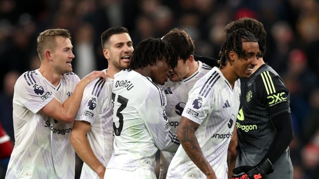 Todo el equipo del United celebrando un gol