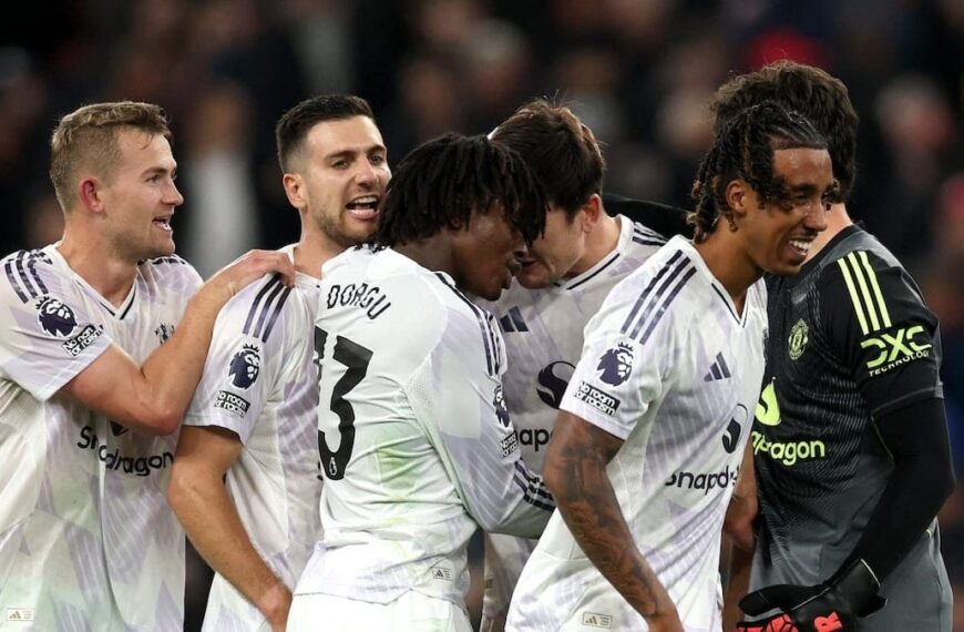 Todo el equipo del United celebrando un gol