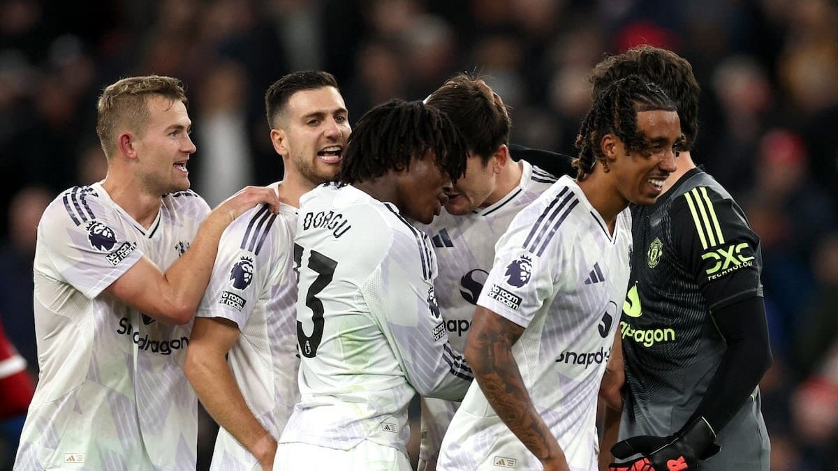 Todo el equipo del United celebrando un gol