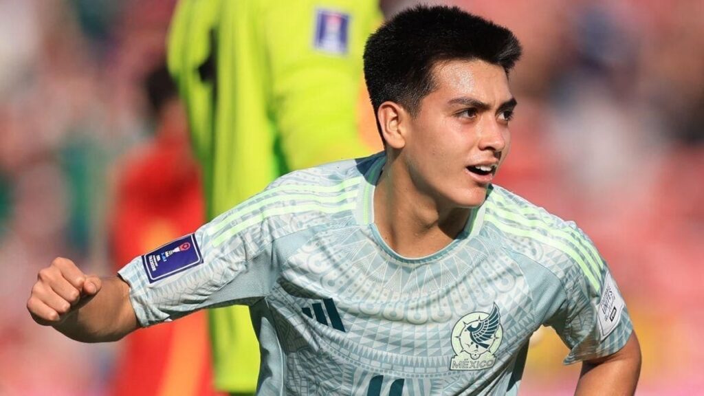 Gilberto Mora, en un partido con México