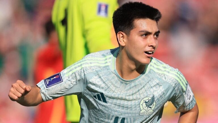 Gilberto Mora, en un partido con México