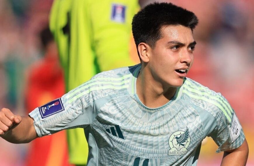 Gilberto Mora, en un partido con México