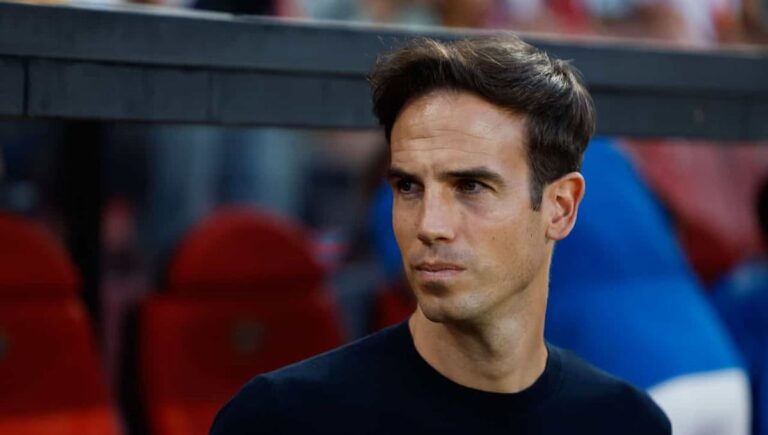 Íñigo Pérez visualizando el partido