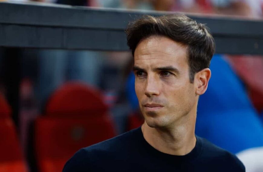 Íñigo Pérez visualizando el partido