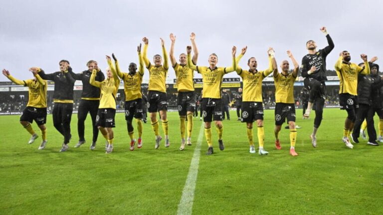 los jugadores del mjallby celebran frente a su afición