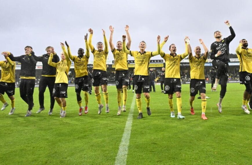 los jugadores del mjallby celebran frente a su afición