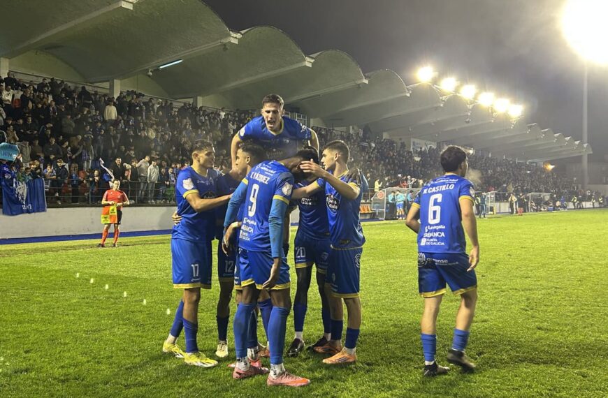 El Ourense celebrando la remontada contra el Oviedo