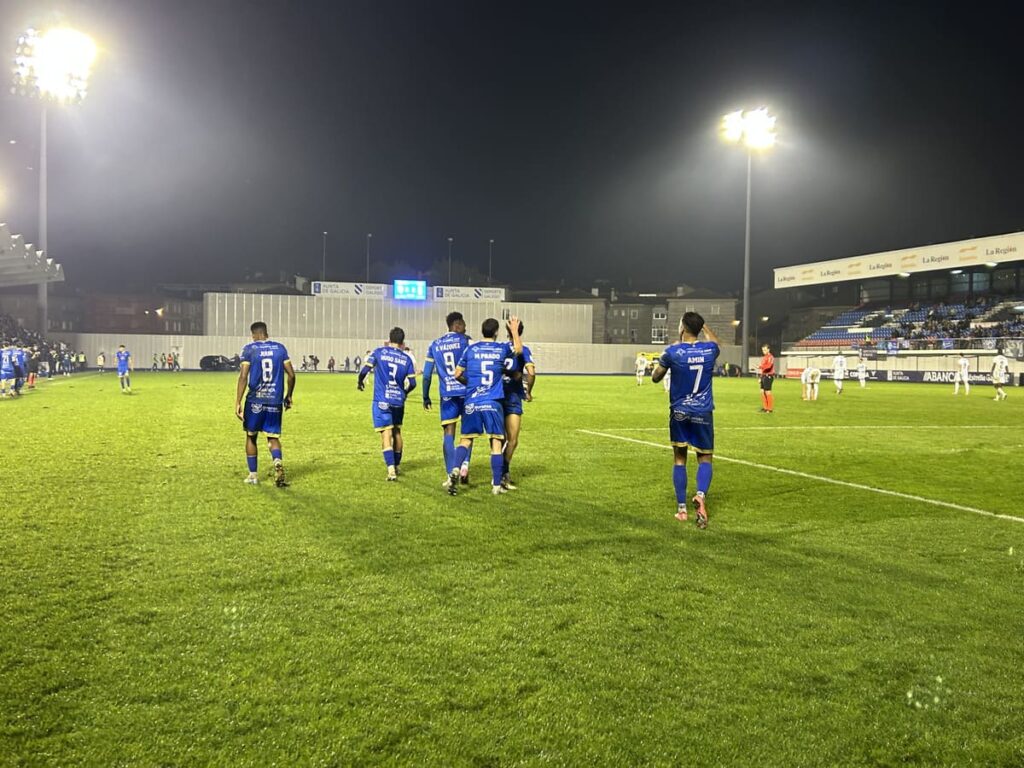 El Ourense celebrando el empate en el alargue