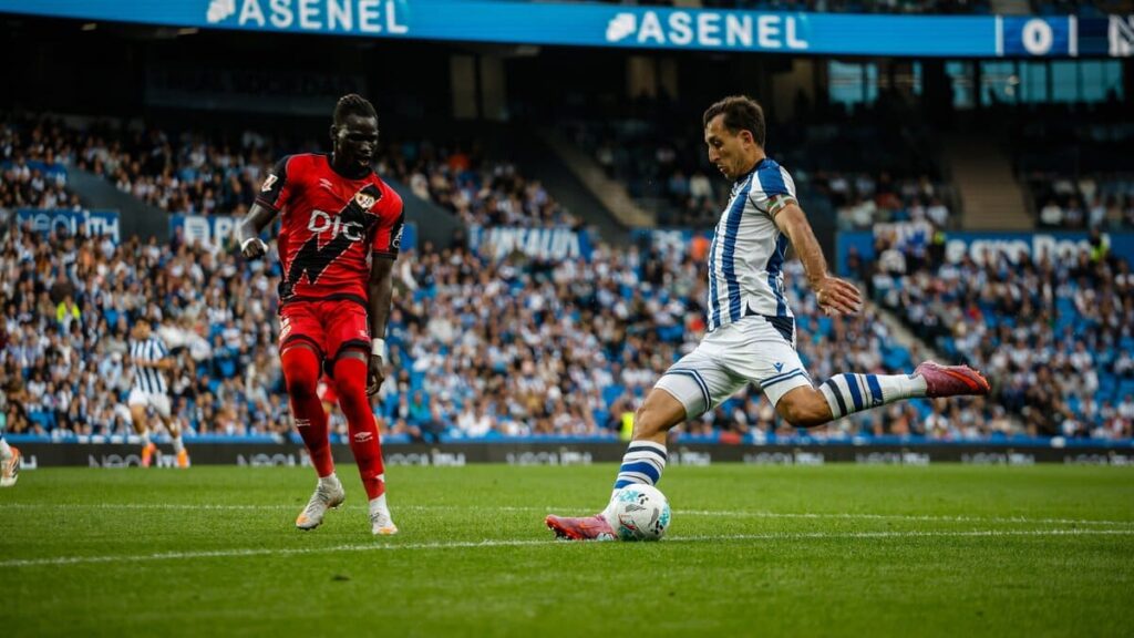 Oyarzabal frente a Ciss durante el Real Sociedad - Rayo Vallecano
