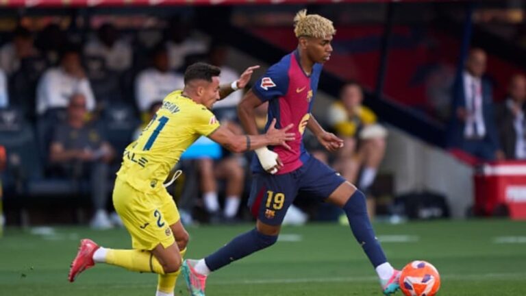 Jugadores del Villarreal y FC Barcelona, en un partido