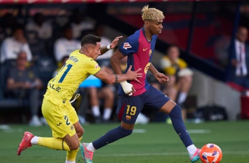 Jugadores del Villarreal y FC Barcelona, en un partido