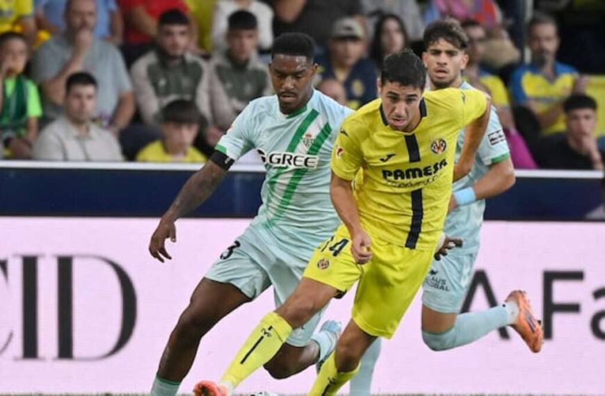 Jugador del Villarreal y Real Betis, en un partido de esta temporada