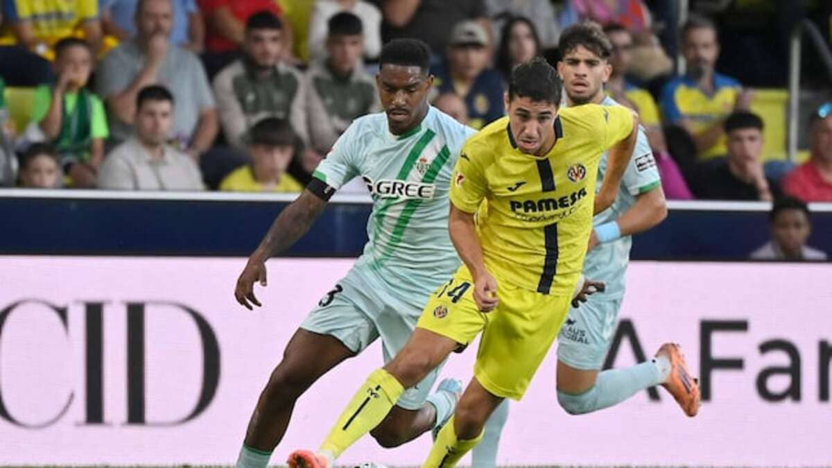 Jugador del Villarreal y Real Betis, en un partido de esta temporada