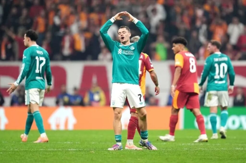 El Liverpool de Arne Slot atraviesa su primer gran bache. Tres derrotas consecutivas, dudas en defensa y un ataque sin inspiración han encendido las alarmas en Anfield. Sin Alexander-Arnold ni Robertson, con un Salah apagado y un Wirtz aún sin impacto, el técnico neerlandés busca respuestas urgentes antes del clásico ante el Manchester United.