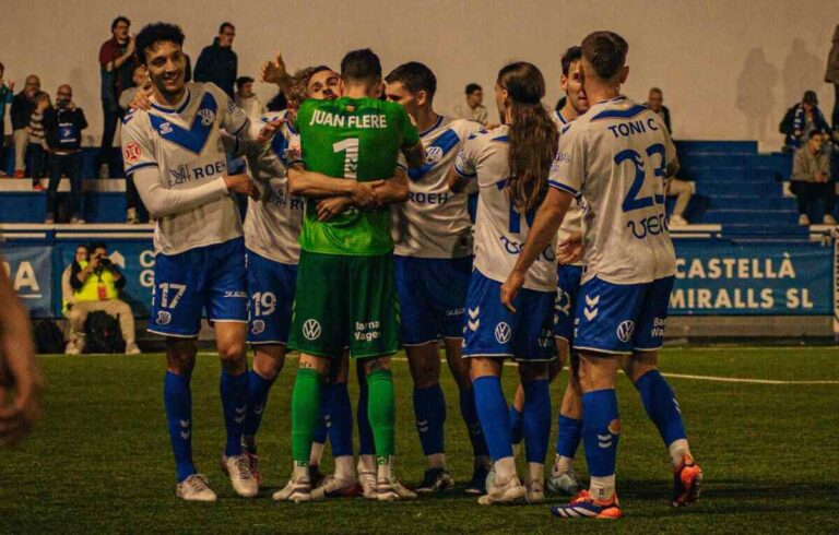 Los jugadores del CE Europa celebrando un gol