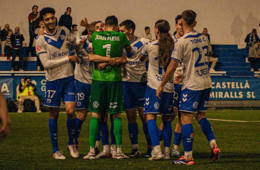 Los jugadores del CE Europa celebrando un gol