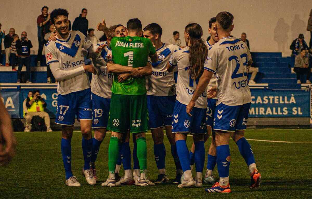 Los jugadores del CE Europa celebrando un gol