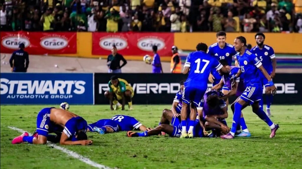La selección de Curazao, eufórica, se deja caer al césped tras el pitazo final