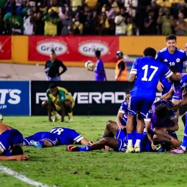 La selección de Curazao, eufórica, se deja caer al césped tras el pitazo final