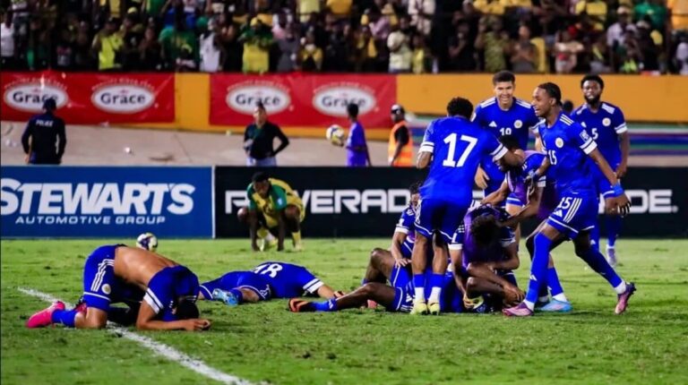 La selección de Curazao, eufórica, se deja caer al césped tras el pitazo final