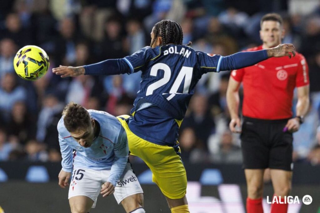 Dolan luchando el balón