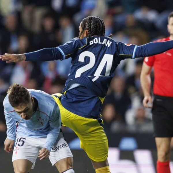 Dolan luchando el balón