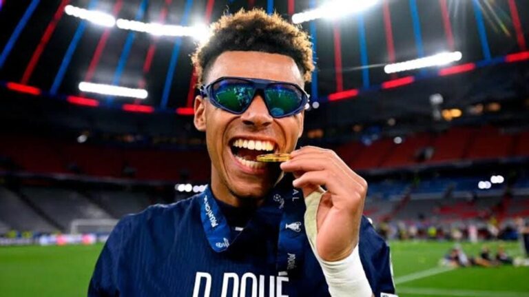 Doué luce sus gafas de sol, y una sonrisa radiante