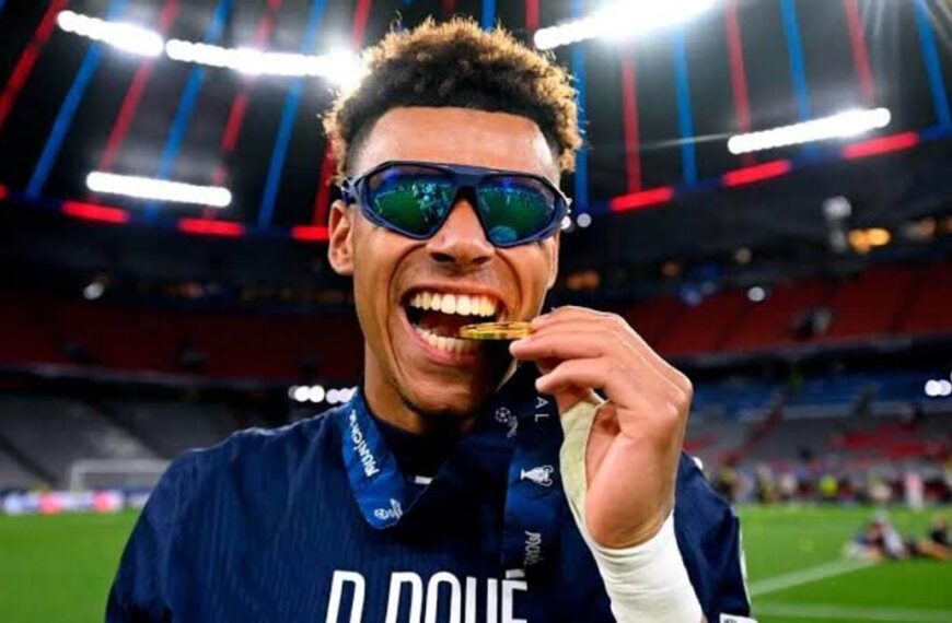 Doué luce sus gafas de sol, y una sonrisa radiante