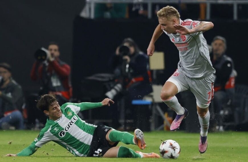 En una jugada, Valentín Gómez y Karabec, se enfrentan por la posesión del balón