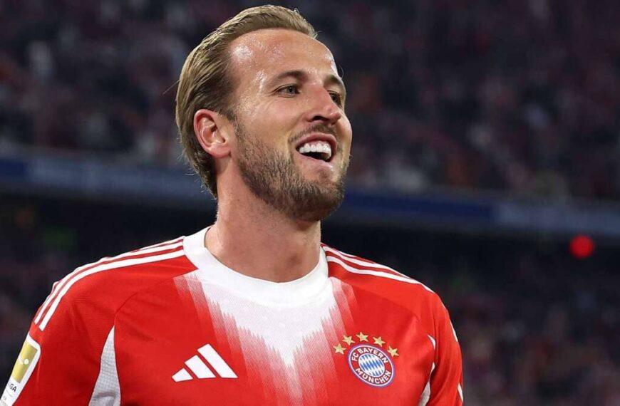 Harry Kane, con la camiseta del Bayern, sonríe confiado
