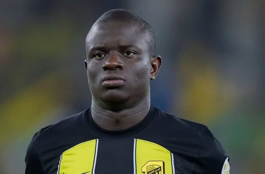 N´Golo Kanté, luciendo los colores negro y amarillo del Al-Ittihad