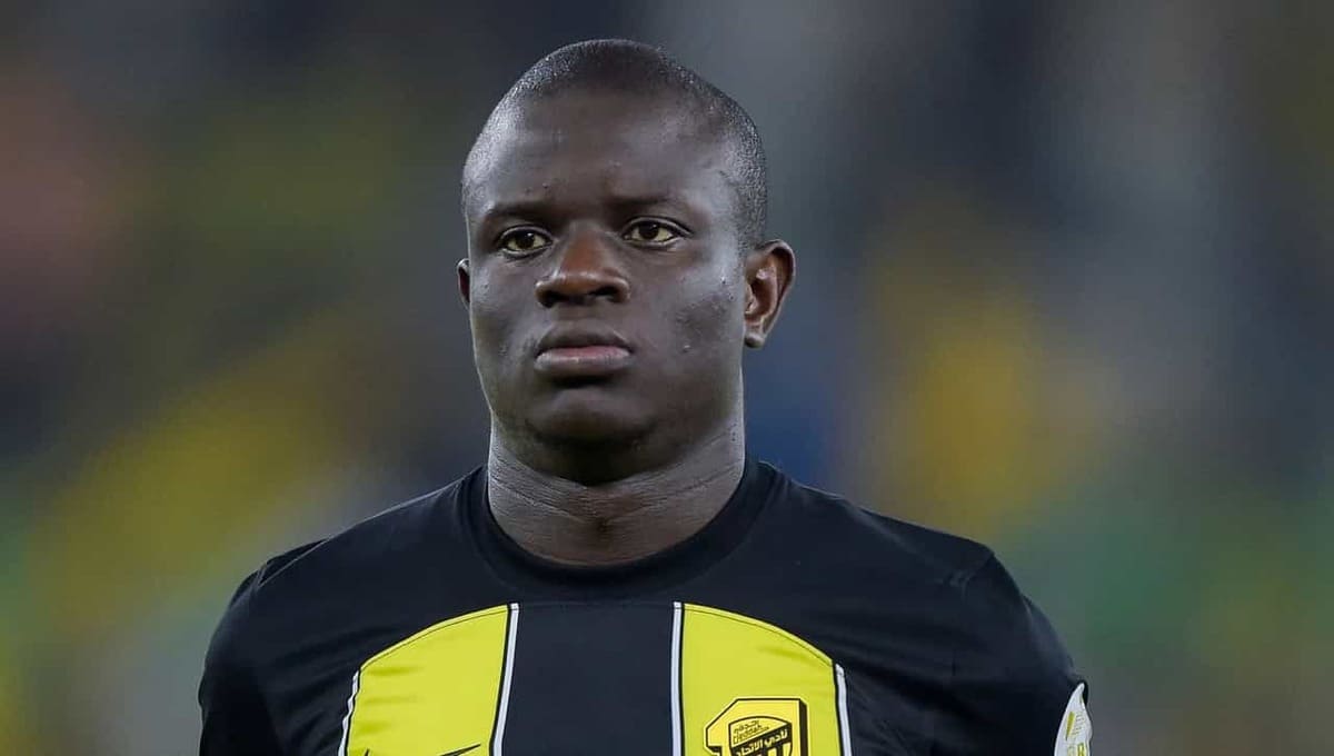 N´Golo Kanté, luciendo los colores negro y amarillo del Al-Ittihad