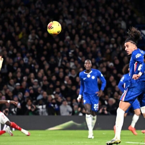 Merino se eleva, y conecta un cabezazo ante la mirada de los jugadores del Chelsea