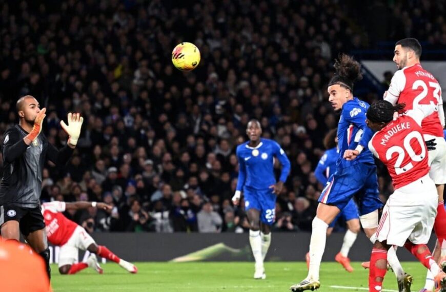 Merino se eleva, y conecta un cabezazo ante la mirada de los jugadores del Chelsea