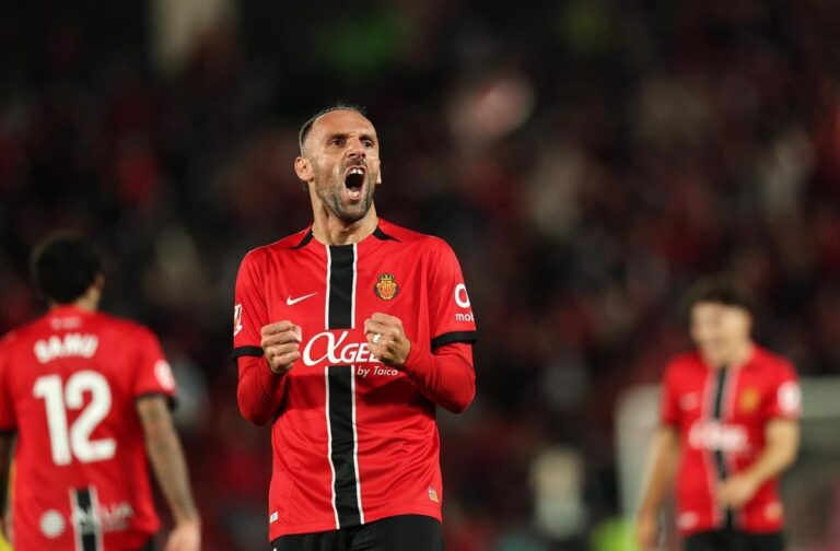 Muriqi grita de rabia, celebrando su gol