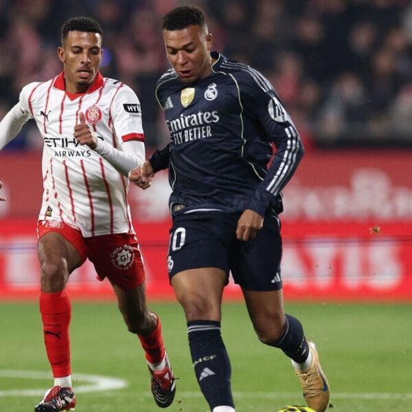 Ounahi y Mbappé peleando el balón en el Girona FC - Real Madrid