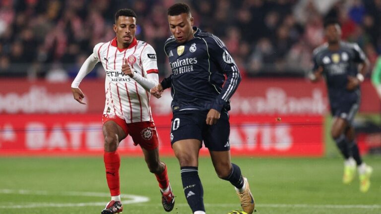 Ounahi y Mbappé peleando el balón en el Girona FC - Real Madrid