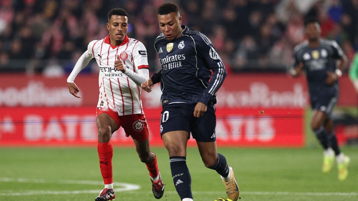Ounahi y Mbappé peleando el balón en el Girona FC - Real Madrid