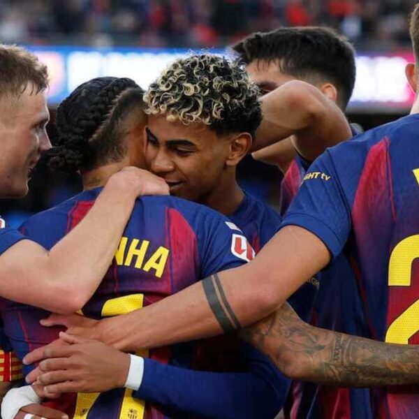 Los jugadores del FC Barcelona se funden en un abrazo colectivo, al celebrar el gol que acaban de marcar