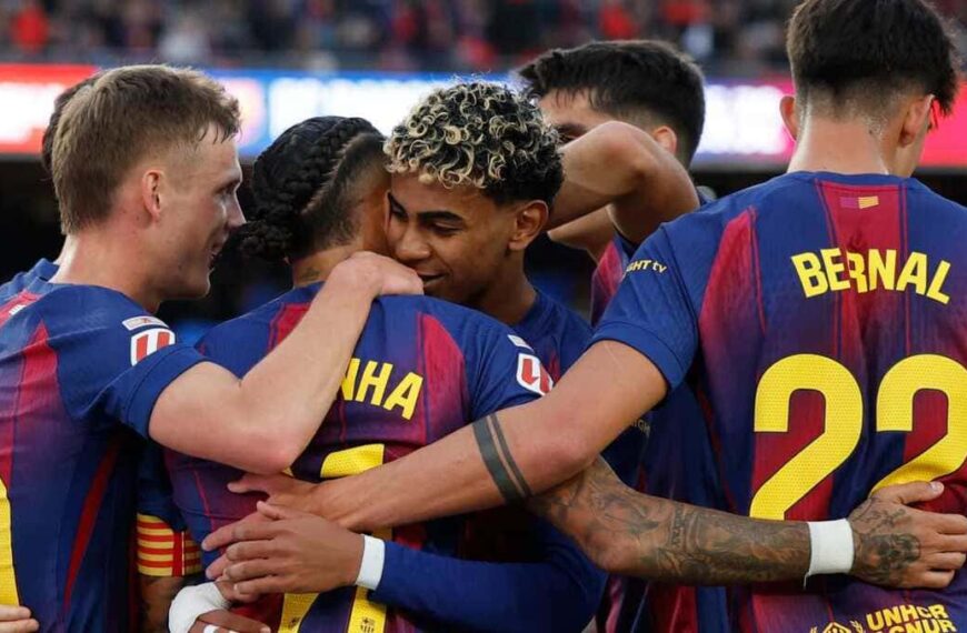 Los jugadores del FC Barcelona se funden en un abrazo colectivo, al celebrar el gol que acaban de marcar