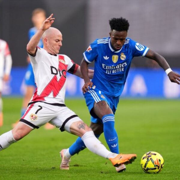 Isi y Vinicius Jr disputando un balón