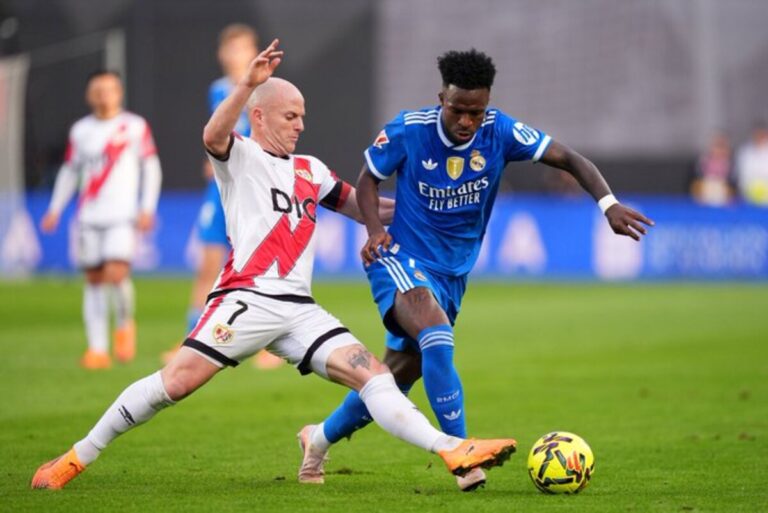 Isi y Vinicius Jr disputando un balón