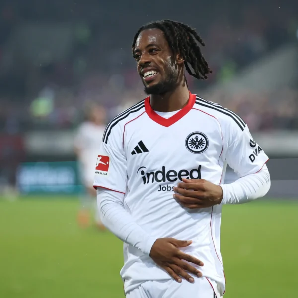 Elye Wahi en un partido de Bundesliga