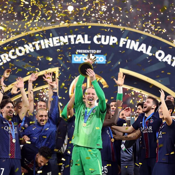 Matvey Safonov celebrando la Copa Internacional