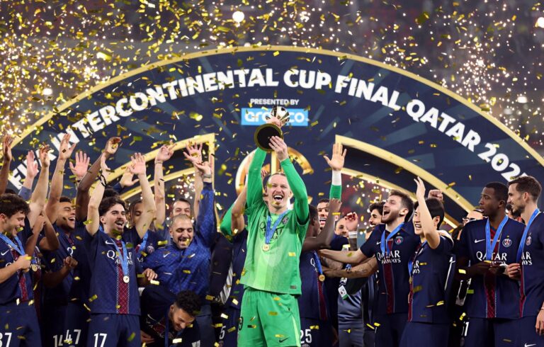 Matvey Safonov celebrando la Copa Internacional
