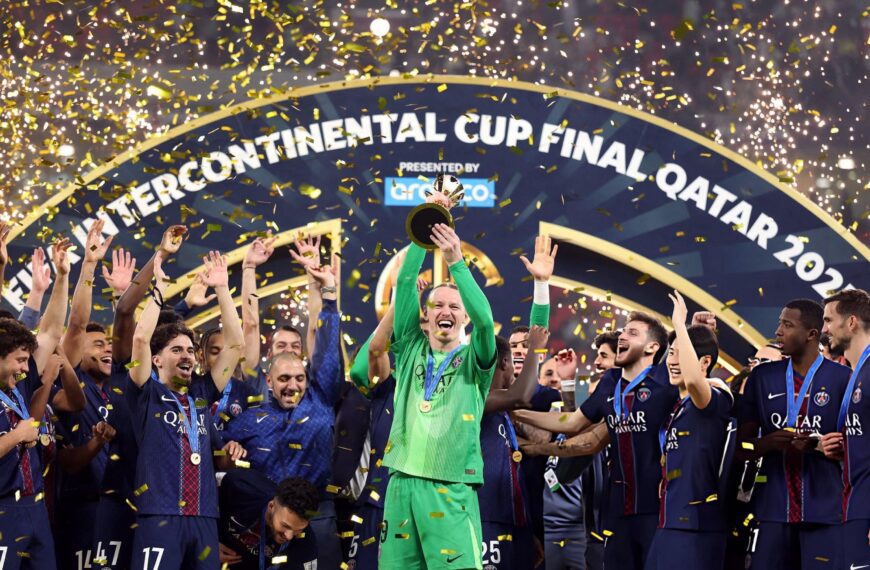 Matvey Safonov celebrando la Copa Internacional