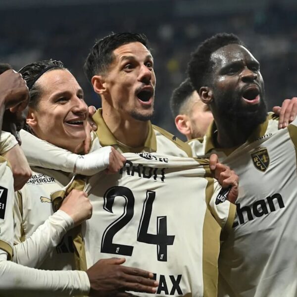 Jugadores del Lens celebran la victoria