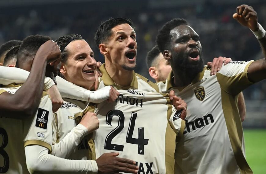 Jugadores del Lens celebran la victoria