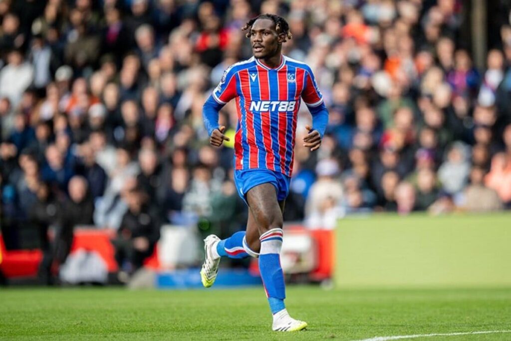 Christantus Uche jugando con el Crystal Palace