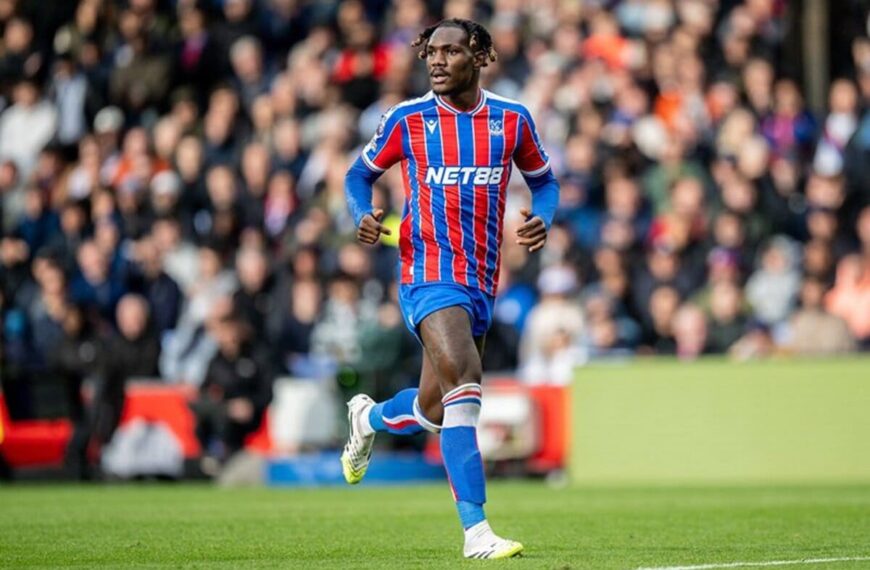 Christantus Uche jugando con el Crystal Palace
